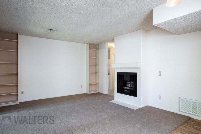 Building Photo - ***NEW LISTING: 2bd Upper Level in Terra V...