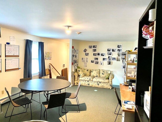 Foto del edificio - 855 Aquidneck Ave