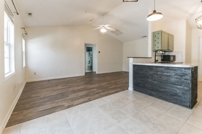 Building Photo - GREAT PRICE! Move-In Ready 3-Bedroom Home ...