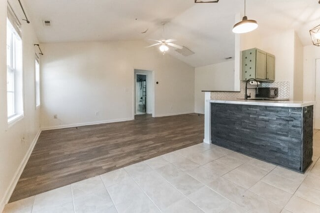 Building Photo - GREAT PRICE! Move-In Ready 3-Bedroom Home Near Camp Lejeune