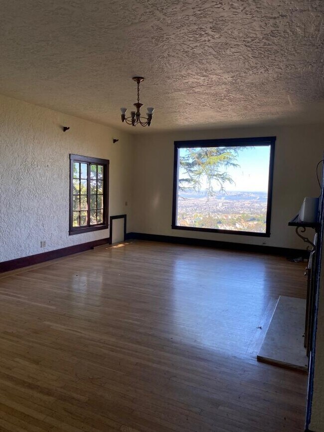 Building Photo - 2 bedroom in Oakland CA 94611
