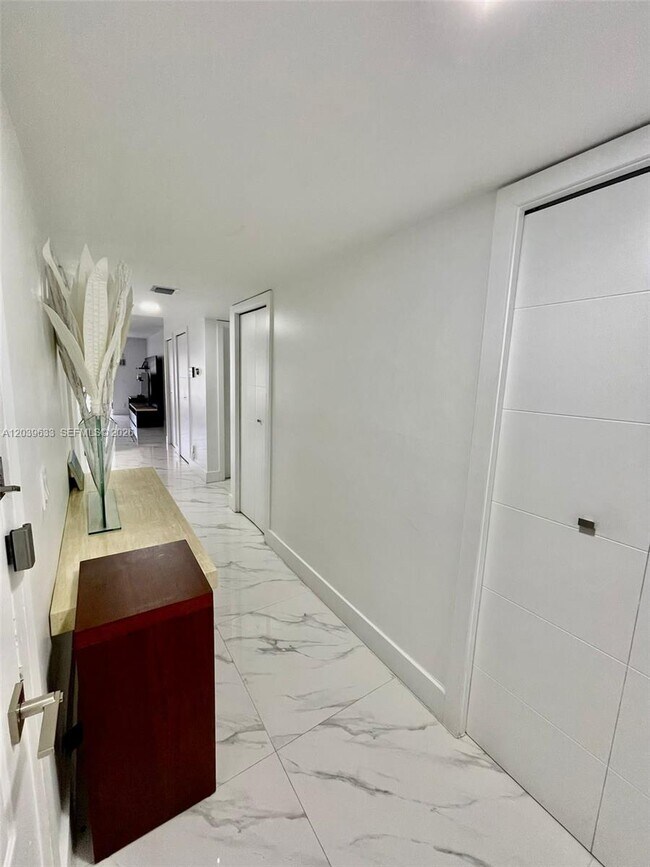 Foto del edificio - 16461 Blatt Blvd