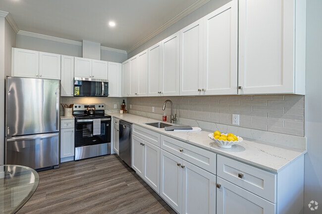 1BR, 1BA - 715SF - Kitchen - Station Village at Denville