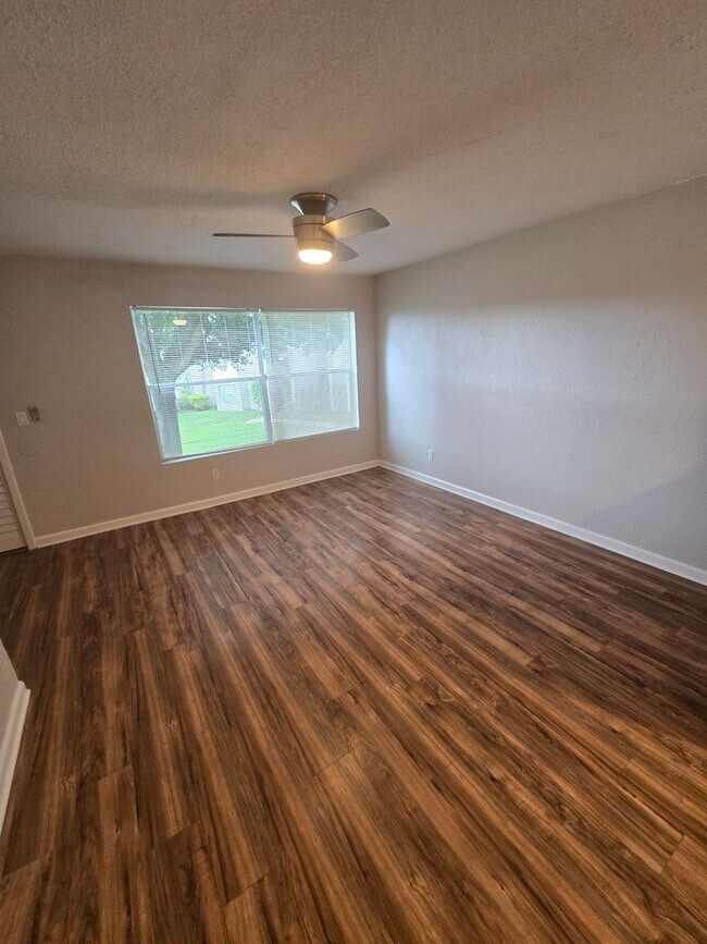 Foto del edificio - 4704 Walden Cir