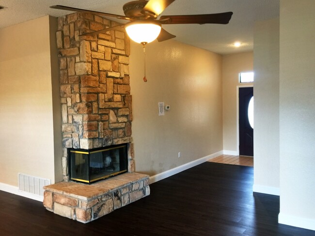 Foto del edificio - BRICK HOME IN NORTHEAST NEAR MESA ELEMENTARY