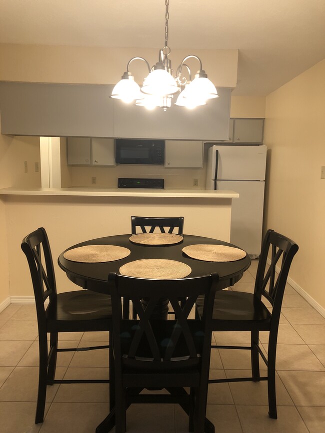 Dining area - 2401 Sycamore Ave