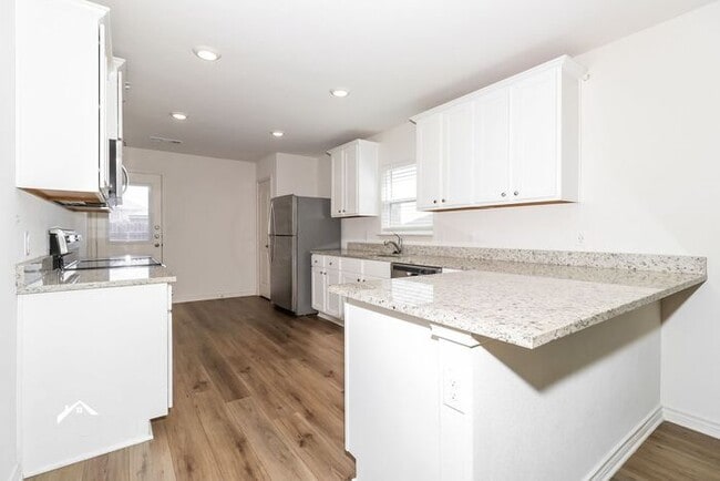 Foto del edificio - Now Available!