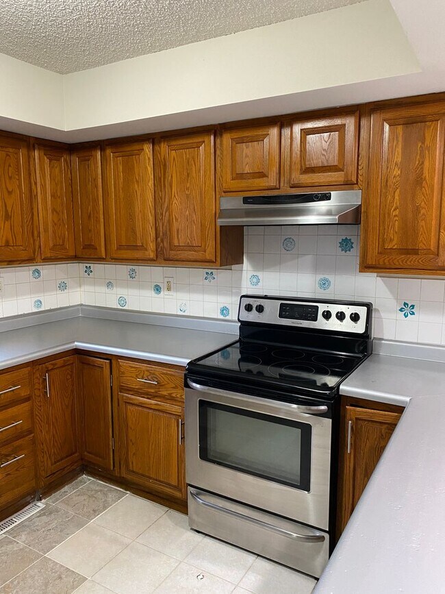 Building Photo - Updated 5 Bedroom 3.5 Bath