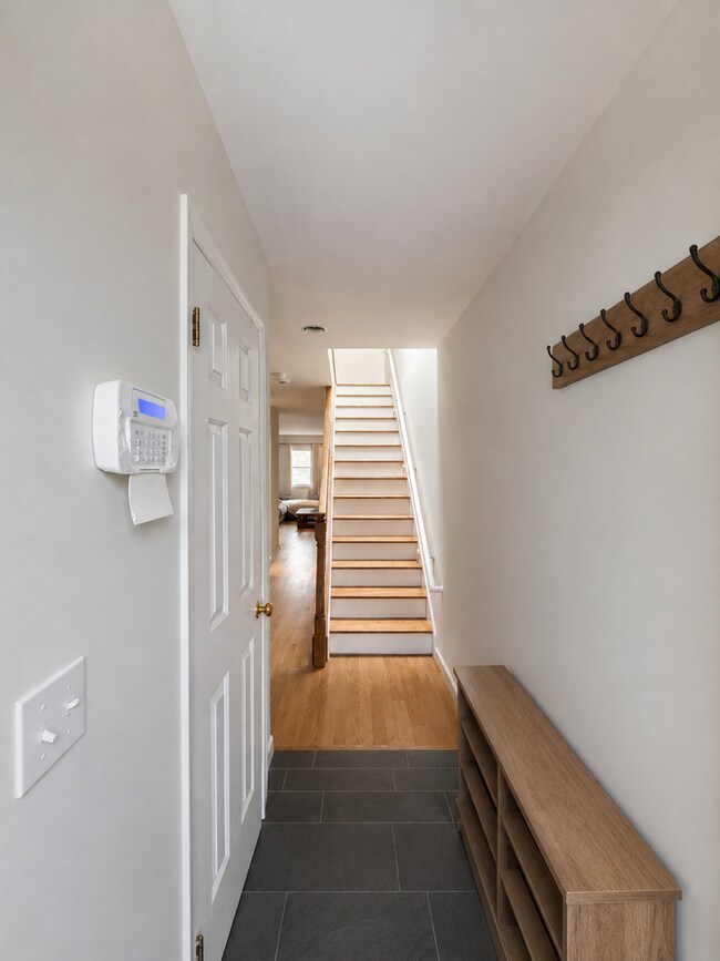 Foto del edificio - WONDERFUL 2 BEDROOM 1.5 BATH TOWNHOUSE W/ 1-CAR GARAGE!