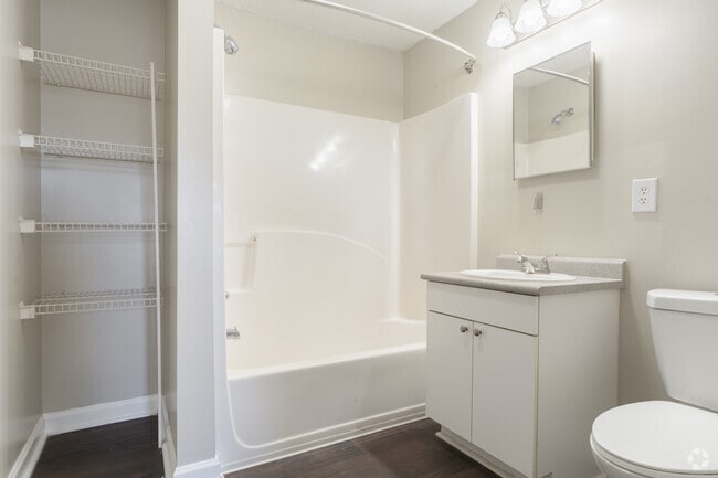 3BR, 2BA - 1,316SF - Main Bathroom - Arbor Bend
