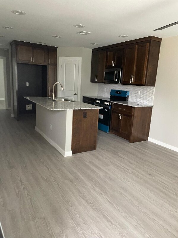 Foto del edificio - 238 E Young Pl