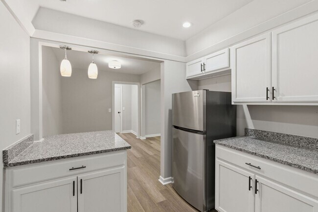 Foto del edificio - AVAILABLE NOW. $200 RENT CREDIT IF LEASED BY JULY 1. Newly renovated kitchen. 2 BED 1 1/2 BATH co...