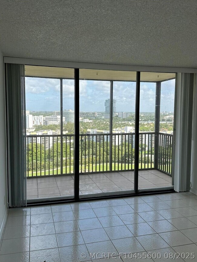 Foto del edificio - 20301 W Country Club Dr