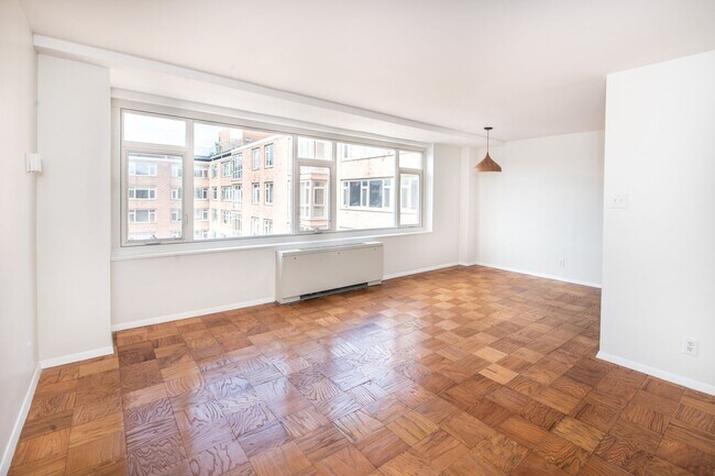Building Photo - Spacious, Bright 1 Bed 1 Bath condo in prime location and close to Metro