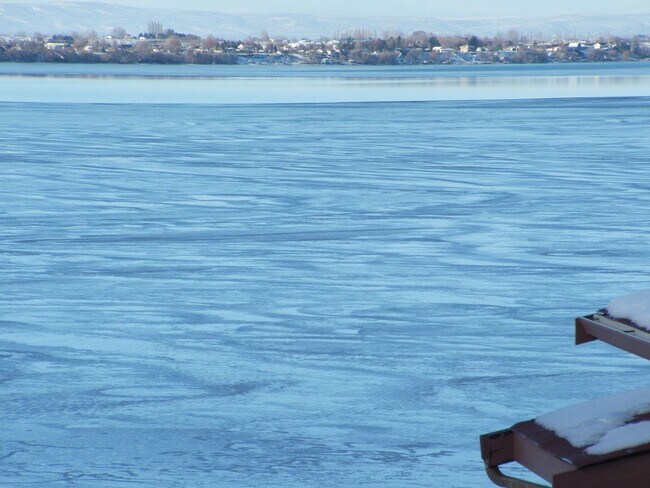 Foto del edificio - Beautiful Lakefront Condo! WSG & PUD Included!