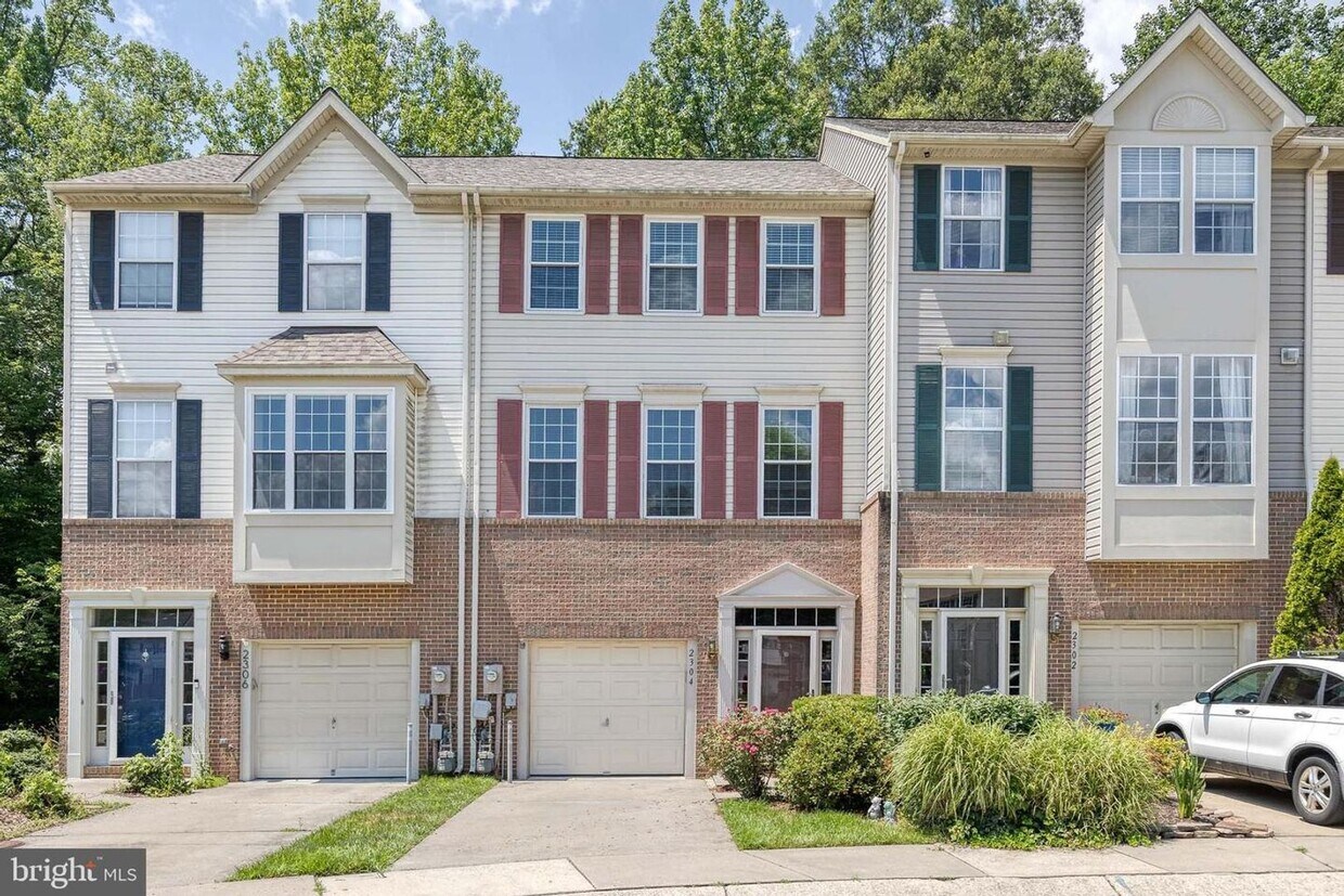 Foto principal - 3bd 2.5bth home nestled in the sought-afte...
