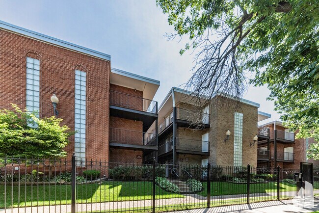 Building Photo - 4543 North Dover-2G