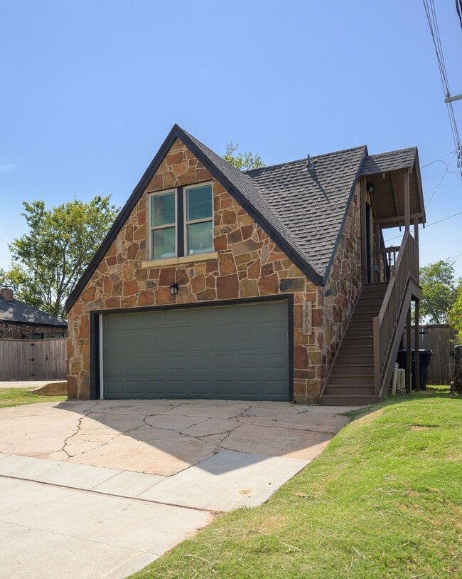 Building Photo - 1509 N Everest Ave