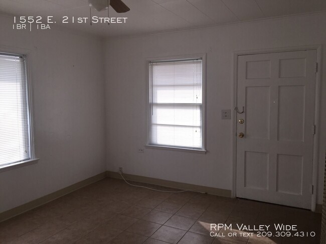 Building Photo - Super Cute Cottage Available NOW!
