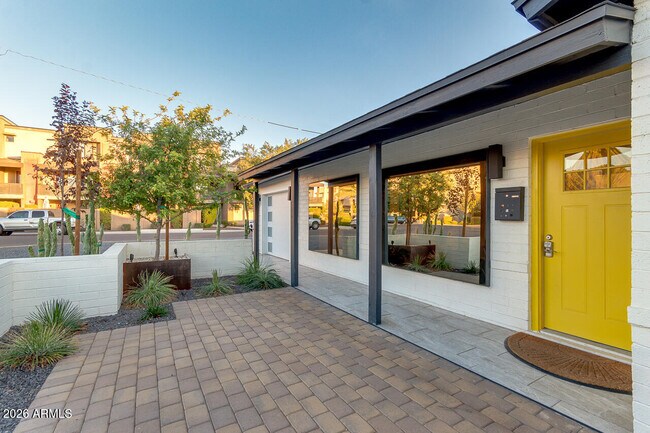 Foto del edificio - 6929 E 6th St