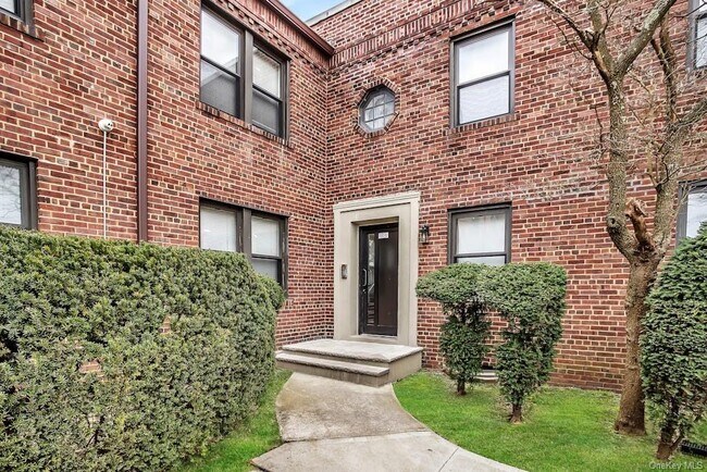 Building Photo - 73 Hilbert St