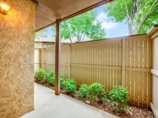 Building Photo - 1308 Memory Ln
