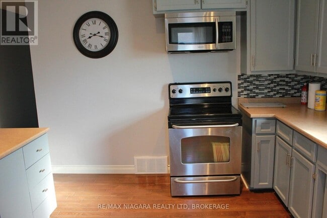 Building Photo - 6100 Dixon St