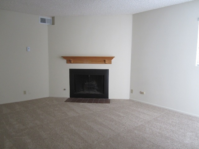 Building Photo - Gated 2+1.5 w/pool+spa, basketball crt, cl...