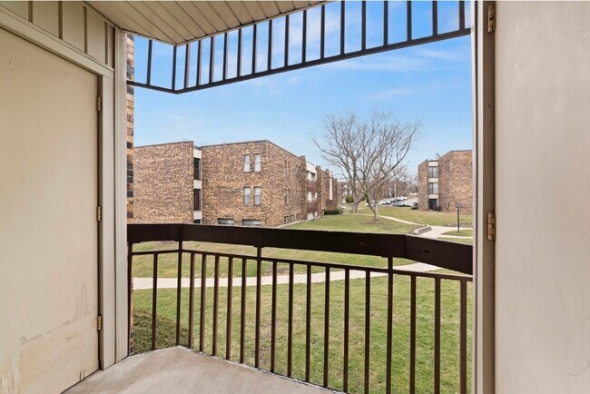 Building Photo - 2210 Country Club Dr
