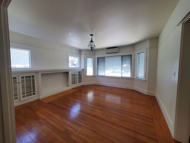 Building Photo - Sunny 2 bedroom Craftsman Bungalow in Berk...