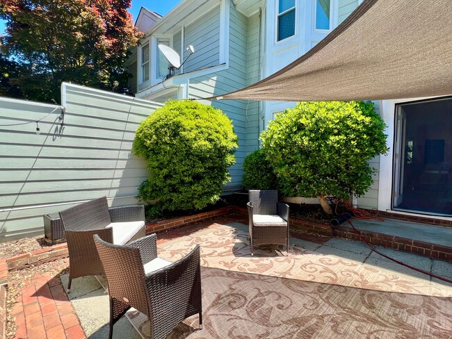 Building Photo - Updated Townhome w/ garage and Fenced Pati...