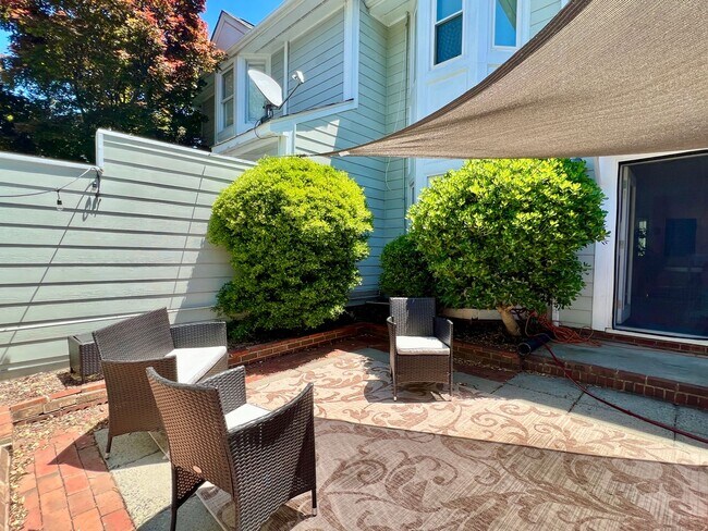 Foto del edificio - Updated Townhome w/ garage and Fenced Pati...