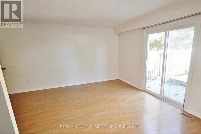 Building Photo - 457 Moodie Dr