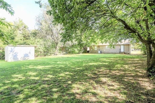 Building Photo - 3 bed 1 bath updated with beautiful garage...