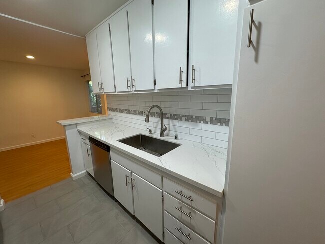 Foto del edificio - 18307 Burbank Blvd