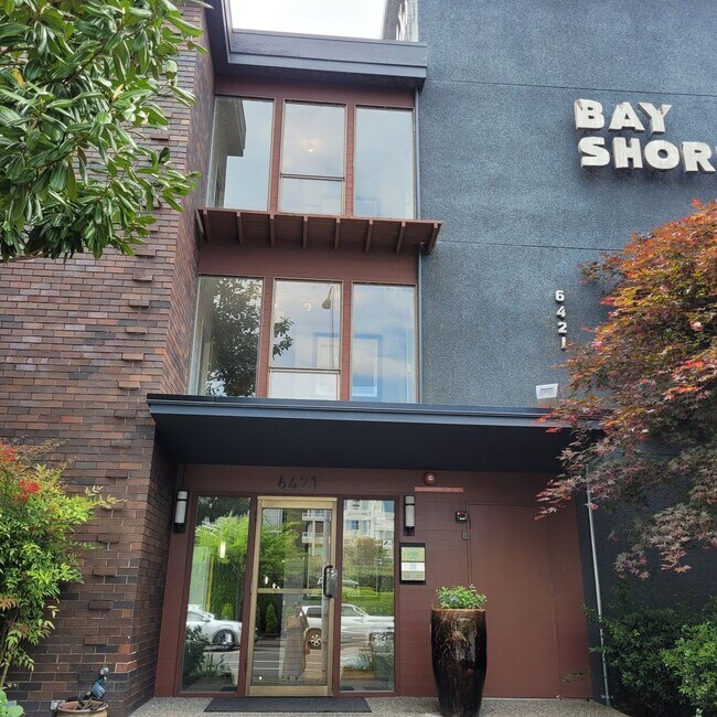 Foto del edificio - Charming 1 Bedroom Condo in Boutique Kirkland Building