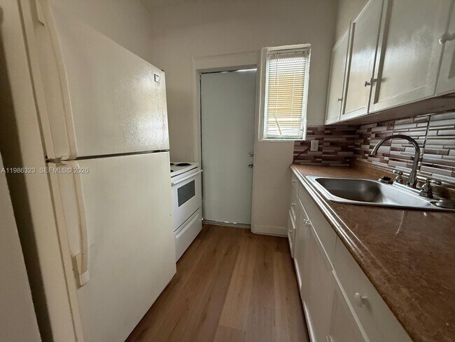 Foto del edificio - 6830 Harding Ave