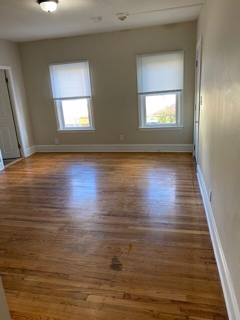 Large Living Room - 466 Third St