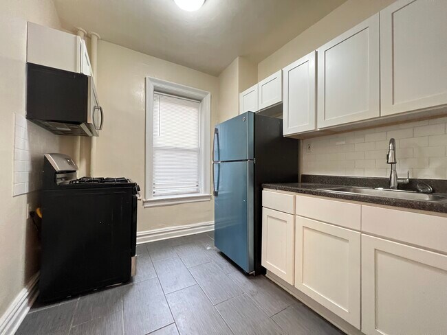 18 Kensington Ave Unit 1E - 24 Kensington Ave