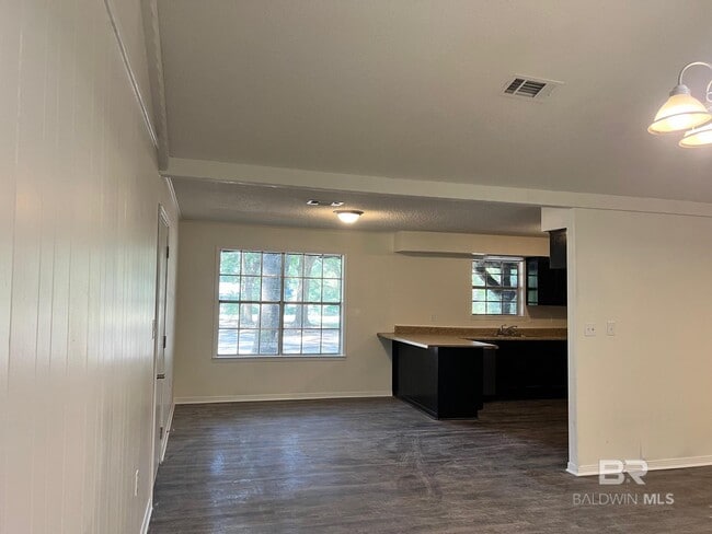 Building Photo - 803 Camellia Ln