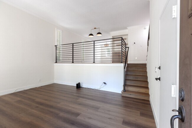 Foto del edificio - Elegant 3-Level Townhome with 2 Car Garage