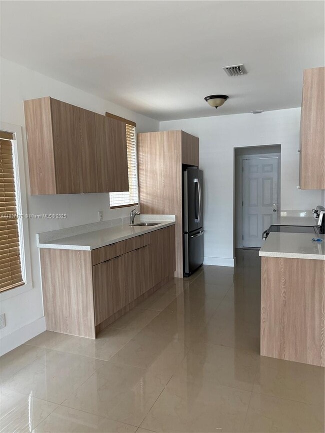 Foto del edificio - 249 E 3rd St