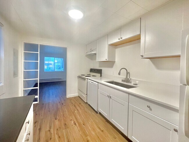 Building Photo - Cute house that is close to it all! Granit...