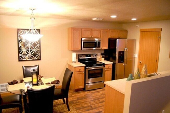 Building Photo - 2 Bedroom Condo!