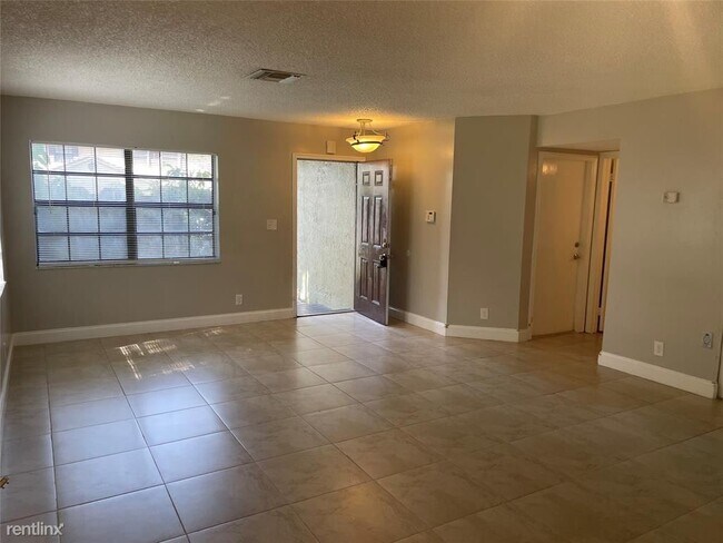 Building Photo - 3 br, 2.5 bath House - 9149 Vineyard Lake Dr