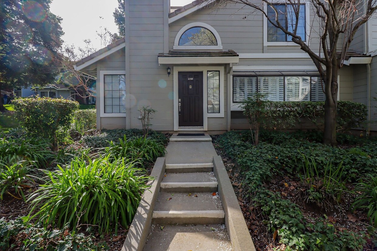 Foto principal - FULLY RENOVATED 3 BEDROOM, 2 BATHROOM TOWN...