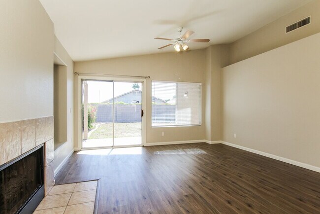Foto del edificio - 8547 W Laurel Ln