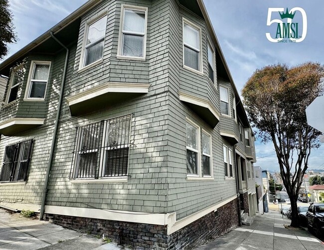Building Photo - Come live in this Potrero Hill | 2BD/1BA | Hardwood Floors | On-Site Laundry | Storage | Unbeatab...