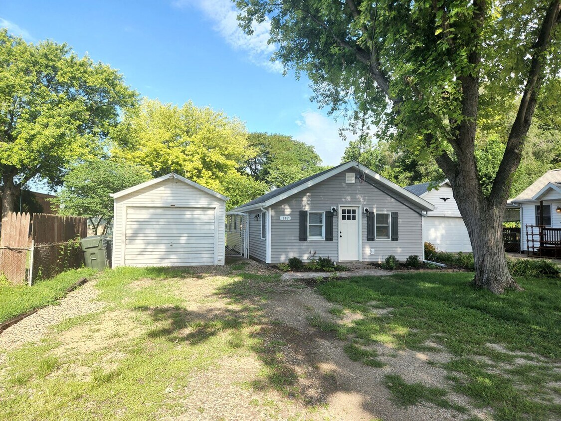 Primary Photo - Available October 1st - East Peoria - 2BR/...