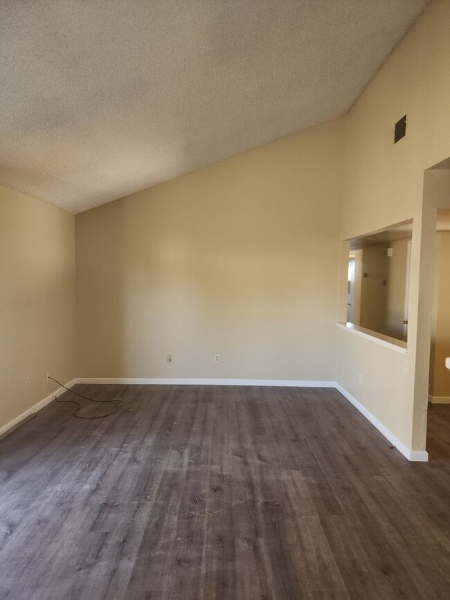 Building Photo - 3 Bedroom 2 Bathroom with Garage and Washe...